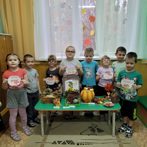 Выставка детско- родительских работ «Золотые руки» Выставка детско- родительских работ «Золотые руки».