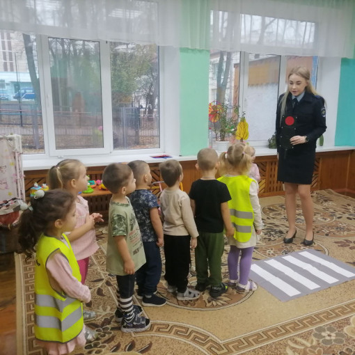 Сотрудник полиции в гостях у дошколят Сотрудник полиции в гостях у дошколят.