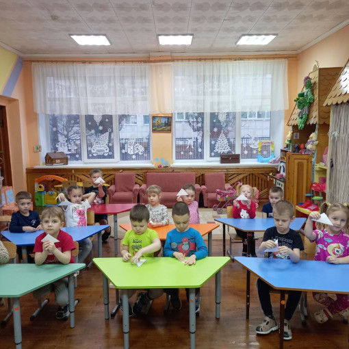Угостим конфетой вас! Угостим конфетой вас!.